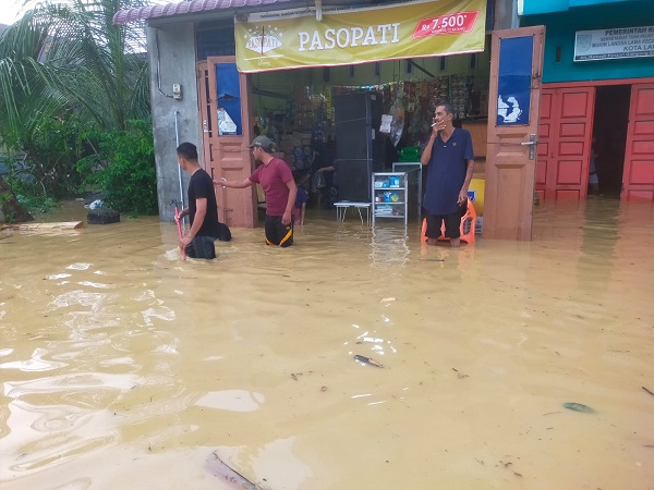 Banjir yang melanda beberapa gampong dalam wilayah Kota Langsa akibat luapan Krueng Langsa, Jumat (4/11). Waspada,id/Rapian