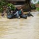 Personel TNI dari Kodim 0117/Aceh Tamiang saat evakuasi warga yang terjebak banjir di Kabupaten Aceh Tamiang.(Waspada/Ist).