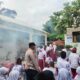 Pasca ditemukannya suspect DBD Dinkes lakukan fogging di sekitar lokasi perumahan dan sekolah. (waspada.id/ist)