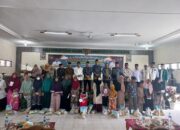 Sekda Deliserdang H. Timur Tumanggor, Kakan Kemenag Deliserdang Abdul Haris Harahap, Kasubag Tata Usaha Kemenag Deliserdang, H Fahrizal dan lainnya berfoto bersama usai memberikan sembako dan uang talih asih. (Waspada/HM Husni Siregar).