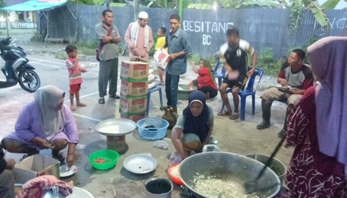 Kaum Ibu Rela Tinggalkan Rumah Yang Terendam Banjir, Demi Melayani Konsumsi Warga