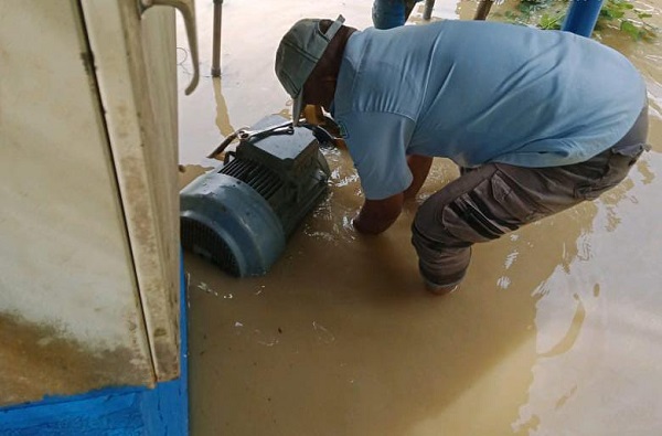 PERBAIKI POMPA: Petugas memperbaiki peralatan alat pompa di sungai Gampong Arul Pinang, Peunaron, Aceh Timur, Jumat (4/11). Waspada/M. Ishak
