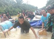 Danramil Kejuruan Muda Dan Warga Bantu Evakuasi Jenazah Terjebak Banjir