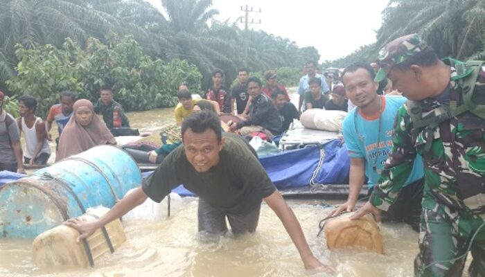 Danramil Kejuruan Muda Dan Warga Bantu Evakuasi Jenazah Terjebak Banjir