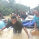 Kapten Inf Nunu Rukmana, Danramil Kejuruan Muda jajaran Kodim 0117 / Aceh Tamiang bersama warga saat melakukan evakuasi jenazah warga Kecamatan Karang Baru yang terjebak banjir di Seumadam, Kecamatan Kejuruan Muda pada Jum’at (4/11) pagi.(Waspada/Ist).