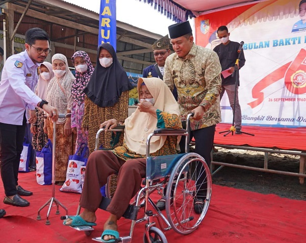 BUPATI Batubara, Ir.H.Zahir, M.AP pada peringatan dan rangkaian HUT ke-62 Karang Taruna di Desa Pelanggiran, Kecamatan Laut Tador. Waspada/Iwan Has