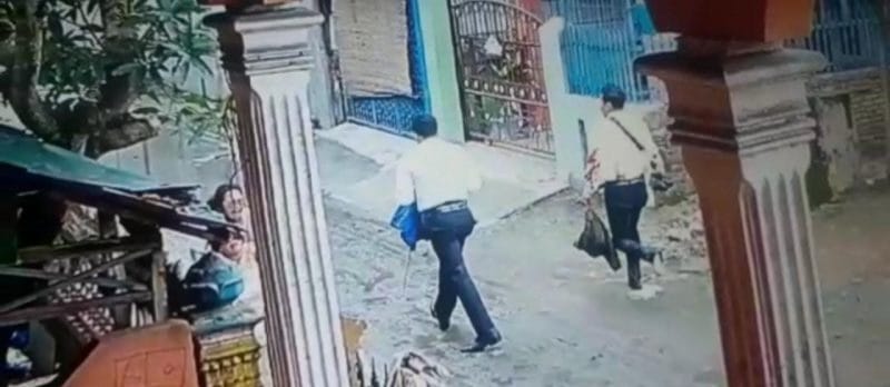 OKNUM polisi dari Satres Narkoba Polres Pelabuhan Belawan terlihat melarikan diri usai menembak mati terduga bandar narkoba Iwan alias Nasib ,49, di Jl. Yos Sudarso Gang Mafo, Kelurahan Pekanlabuhan, Kecamatan Medan Labuhan, Senin (14/11). Waspada/Ist