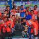 PARA pemenang berfoto bersama pada penutupan turnamen sepakbola merebutkan Piala Anggota DPRD Sumut Rudi Alfahri Rangkuti dan MD Entertainment, Minggu (30/10/2022). Waspada/Ist