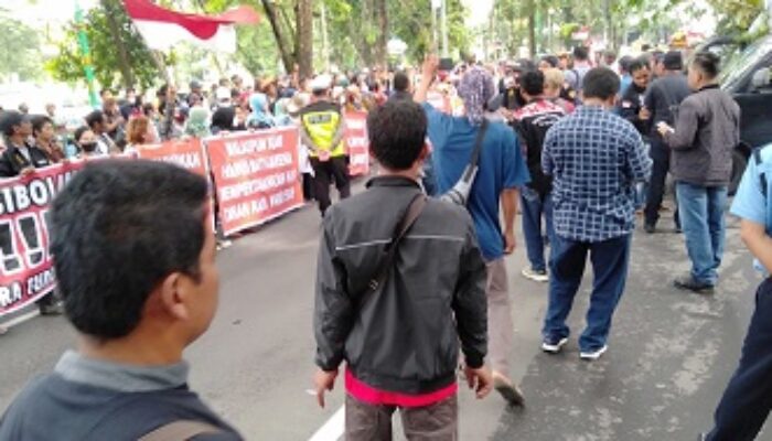 Demo DPRD Sumut, Puluhan Warga Tolak Penertiban Bumper Sibolangit