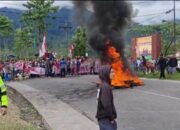 Warga Unjuk Rasa Di Depan Perkemahan Sibolangit, Arus Lalin Medan-Berastagi Terputus