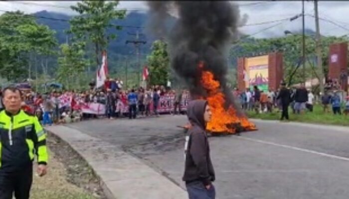 Warga Unjuk Rasa Di Depan Perkemahan Sibolangit, Arus Lalin Medan-Berastagi Terputus