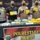 KAPOLRESTABES Medan Kombes Pol Valentino Alfa Tatareda memperlihatkan 42 Kg sabu-sabu asal Malaysia yang disita dari dua lokasi terpisah di Medan, Rabu (2/11). Waspada/Andi Aria Tirtayasa