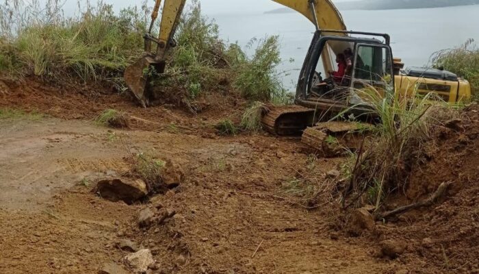 Menggugah Pemerintah, Warga Desa Janjiraja Dan Holbung, Samosir, Perbaiki Jalan Secara Swadaya