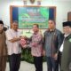 BENDAHARA BPP UNU-SU H Syahrial Tambunan, MBA, didampingi Sekretaris Drs H Misran Sihaloho, MSi, memberi cenderamata kepada Sekdakab Deliserdang H Timur Tumanggor, S.Sos,MAP, usai membuka Pelatihan Guru Profesional Program Bimbingan & Konseling di Aula Satya Dharma Cadika Lubukpakam, Jum’at (4/11).- (Waspada/Khairul K Siregar/B)