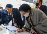 Puan Dan Mega Letakkan Karangan Bunga Untuk Korban Tragedi Itaewon