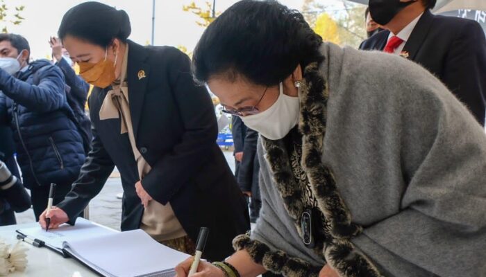 Puan Dan Mega Letakkan Karangan Bunga Untuk Korban Tragedi Itaewon