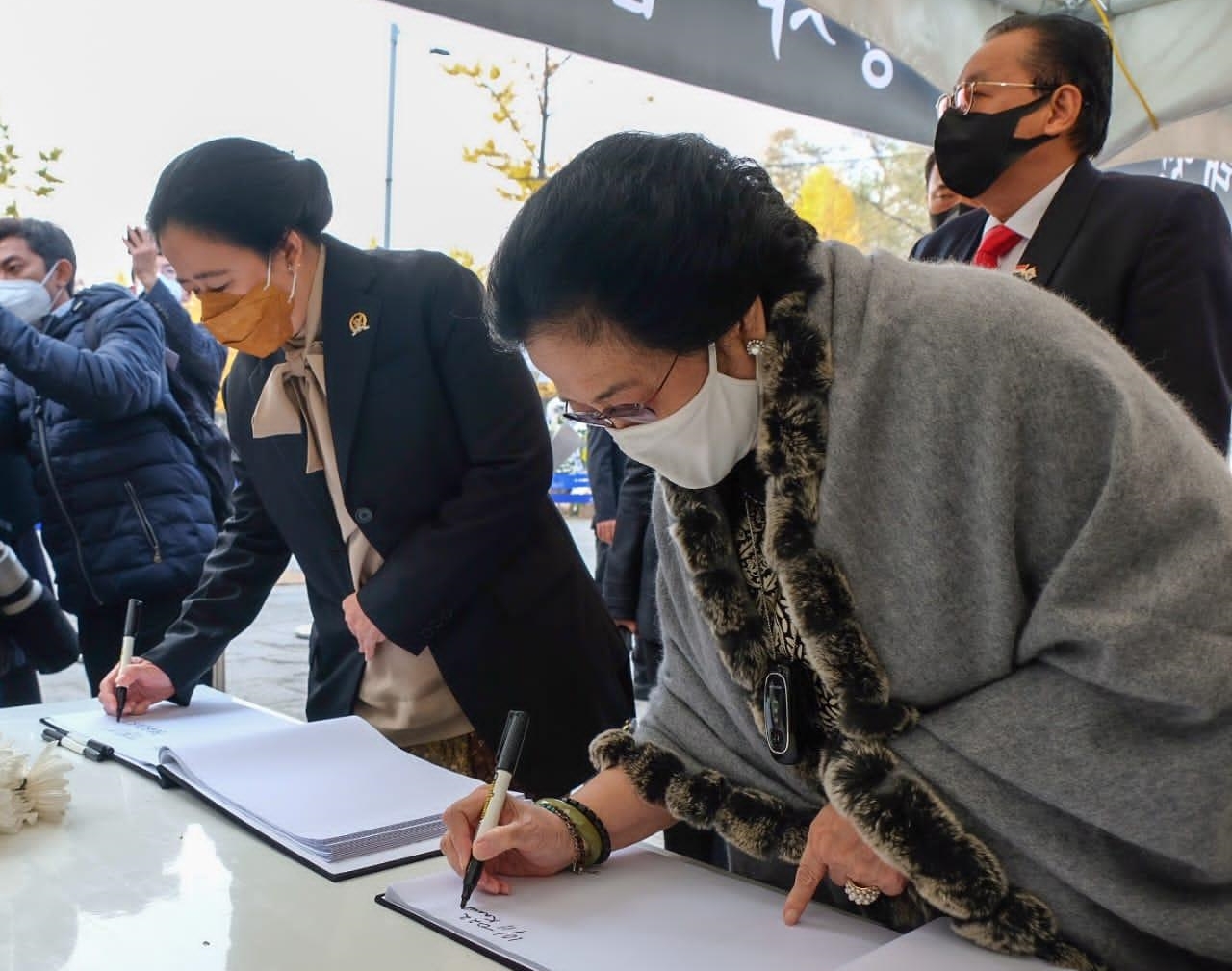 Puan Dan Mega Letakkan Karangan Bunga Untuk Korban Tragedi Itaewon