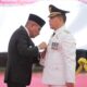 GUBSU Edy Rahmayadi, menyematkan Pin sebagai Pj.Bupati Tapteng, kepada Elfin Elyas Nainggolan. Waspada/Ist