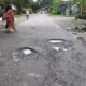 Jl. Enggang Raya Perumnas Mandala Kecamatan Percut Seituan baru sebulan diperbaiki sudah rusak dan hancur kembali. Waspada/Andi Aria Tirtayasa