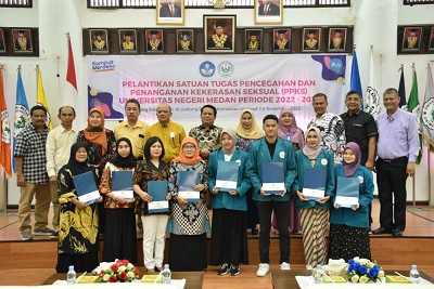 REKTOR Unimed, Dr Syamsul Gulltom foto bersama Satgas PPKS Unimed. Waspada/Ist