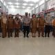WAKAPOLSEK Medan Area AKP Khairuddin bersama Kepala SMAN 8 Medan Dra. Rosmaida Asianna Purba, Guru, Siswa foto bersama usai upacara Apel Pembinaan Karakter di SMA Negeri 8 Medan Jalan Sampali Kelurahan Pandau Hulu II Kecamatan Medan Area Kota Medan, Senin (28/11). Waspada/ist