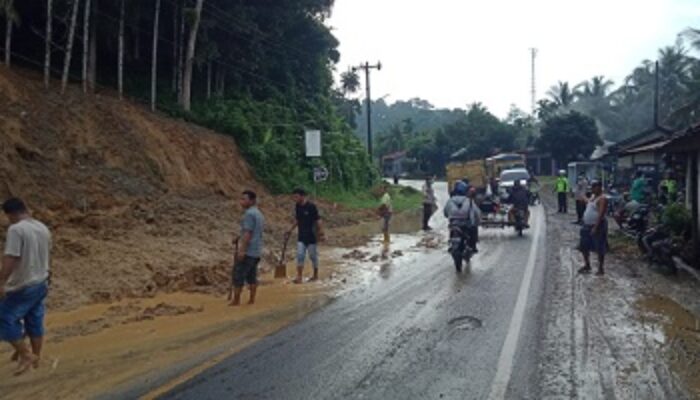 Longsor Di Jalan Medan-Pancurbatu Ganggu Kelancaran Lalulintas