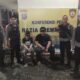 KEDUA pemilik Narkoba diapit petugas petugas Sat Samapta Polrestabes Medan sebelum diserahkan ke Sat Res Narkoba Polrestabes Medan. Waspada/Ist