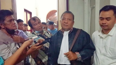 PENASEHAT hukum Mujianto, saat memberikan keterangan kepada wartawan. Waspada/ist