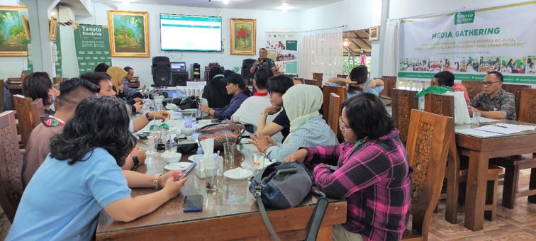 Pintar Provincial Lead Tanoto Foundation Sumut, Yusri Nasution saat menyampaikan perkembangan pendidikan di empat wilayah mitra program Pintar, Kab. Batu Bara, Kab, Asahan, Kab. Karo dan Kota Pematangsiantar yang sudah menunjukkan kemajuan, dalam acara diskusi bersama Media yang dilaksanakan di Desadesa Resto Medan, Selasa (6/12).