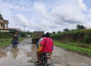 Warga Tagih Janji Bupati Simalungun Perbaiki Jalan Rusak