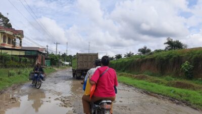 Warga Tagih Janji Bupati Simalungun Perbaiki Jalan Rusak