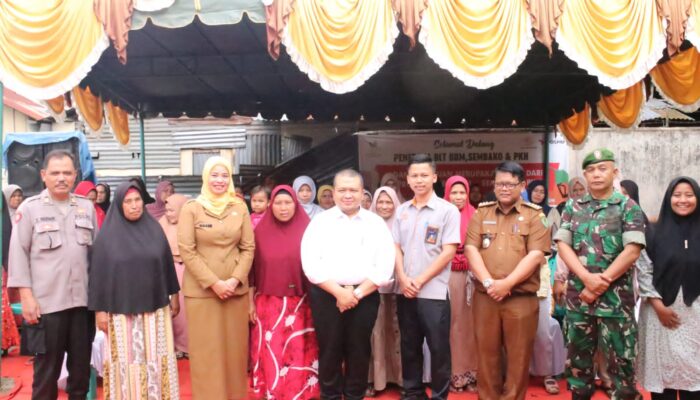 Bupati Tapsel menyalurkan BLT ke 4000 Pelaku UMKM