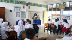 Guru Kelas IV UPT SDN 28 Indrapura, Kabupaten Batu Bara, Sumatera Utara, Lili Gusni saat menggunakan metode pembelajaran menggunakan media yang dinamakan 'Botol Pintar' kepada peserta didiknya.