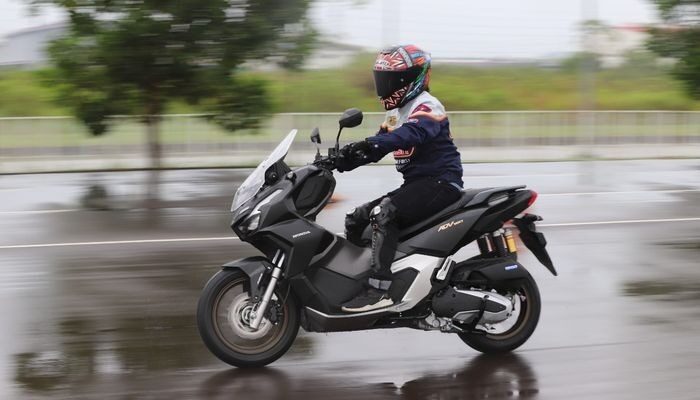 #Cari_Aman, Pahami Teknik Pengereman Saat Hujan