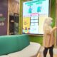 Nasabah mendapat penjelasan di ruang Customer Contact Centre kantor pusat Manulife, di Jakarta, akhir pekan lalu. Kepedulian pada nasabah selama pandemi Covid-19, kian membuat Manulife paham produk yang dibutuhkan nasabah, yaitu kesehatan, pendidikan anak, jiwa dan penyakit kritis.