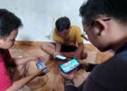 PELANGGAN Indosat Ooredoo Hutchison (IOH) dengan kartu IM3 bersama teman-temannya saat 'mabar' (Main Bareng) Mobile Legend ketika pulang kampung di Desa Gohor Lama, Kecamatan Wampu, Kabupaten Langkat, Sumatera Utara. - Waspada/Sugiarto