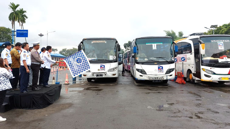 Kepala Dinas Perhubungan (Kadishub) Provinsi Sumatera Utara, Supryanto saat melepas keberangkatan masyarakat yang akan pulang ke kampung halaman untuk libur Natal dan Tahun Baru (Nataru) dengan Program Mulak Tuhuta Bersama Pemprovsu 2022, di Terminal Pinang Baris Medan, Kamis (22/12/2022).