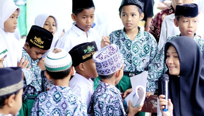 KSI ‘Goes To School’ Berbagi Cinta Untuk Tebar Senyum Ratusan Siswa SD