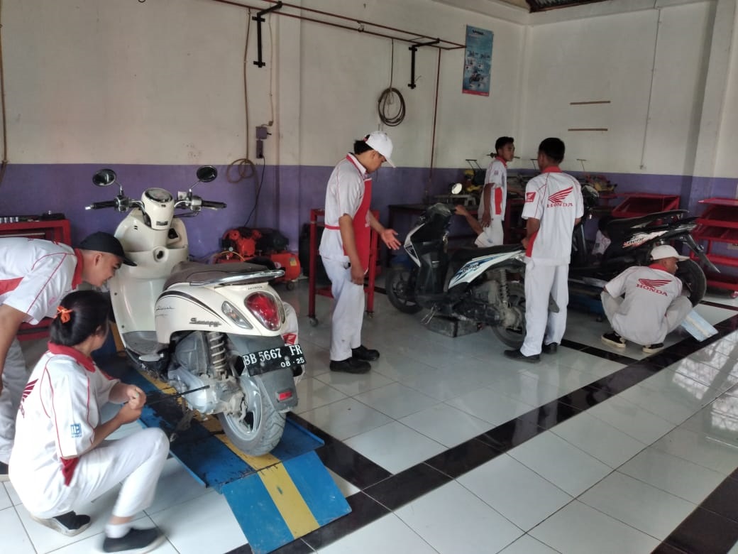 Servis Gratis Honda Perkuat Skill Pelajar SMK Sumut