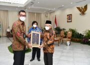 Wakil Presiden RI, K.H. Ma'ruf Amin menyerahkan penghargaan kepada Direktur Utama PLN, Darmawan Prasodjo sebagai CEO Green Leadership Utama karena dinilai sukses mengelola perusahaan energi dengan berwawasan lingkungan berkelanjutan.