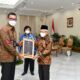 Wakil Presiden RI, K.H. Ma'ruf Amin menyerahkan penghargaan kepada Direktur Utama PLN, Darmawan Prasodjo sebagai CEO Green Leadership Utama karena dinilai sukses mengelola perusahaan energi dengan berwawasan lingkungan berkelanjutan.