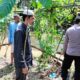 Anggota DPRK Pidie Muhammad Khaizir saat memantau banjir luapan di Gampong Dayah Beuah, Kecamatan Delima, Kabupaten Pidie, Kamis (15/12) Waspada/Muhammad Riza.