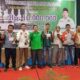 ANGGOTA DPRD Sumut berfoto dengan para pemenang Turnamen Catur Non Master Jafaruddin Harahap Cup VI diselenggarakan di Hotel Grand Inna Medan, Minggu (18/12). Waspada/Ist