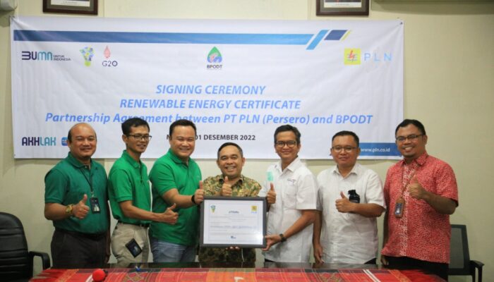 PLN Serahkan Sertifikat REC Pertama di Indonesia Untuk Kawasan DPSP