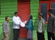 Pj Wali Kota Langsa SerahkanDua Rumah Bantuan