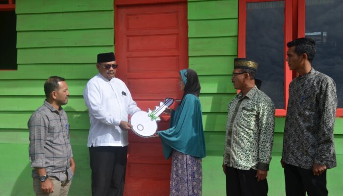 Pj Wali Kota Langsa Serahkan<br>Dua Rumah Bantuan