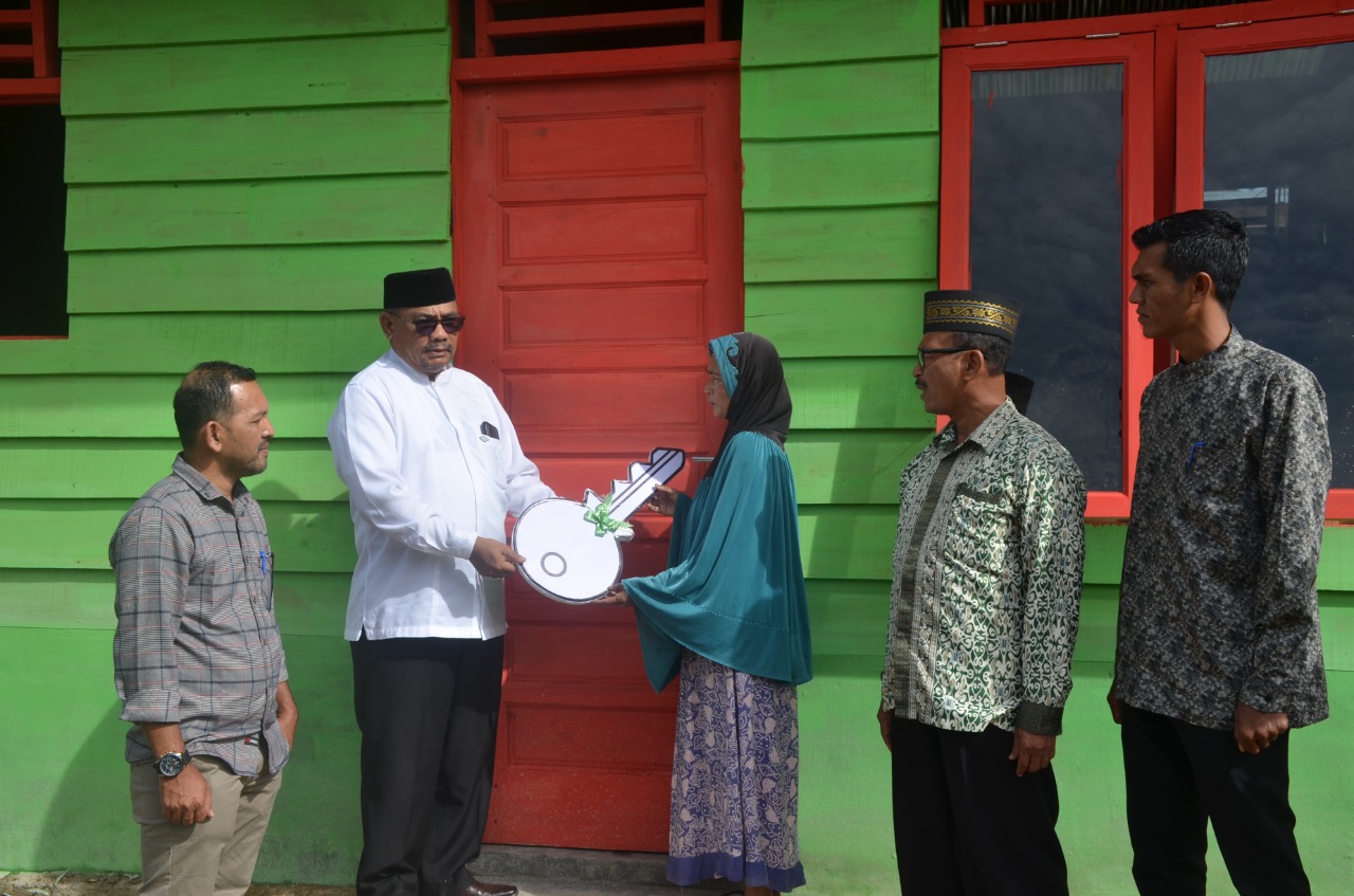 Pj Wali Kota Langsa Serahkan<br>Dua Rumah Bantuan