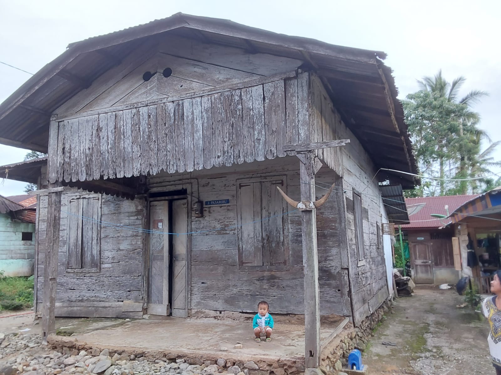 Kader Inti Golkar Bantu Rehab Rumah Mantari Bondar Di Marancar