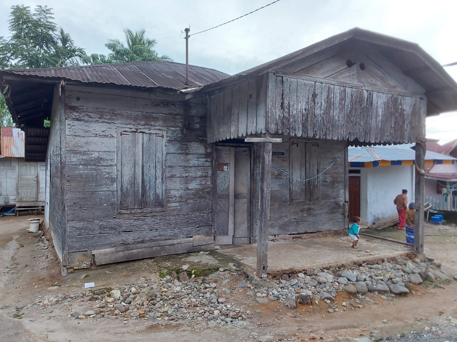 Kader Inti Golkar Bantu Rehab Rumah Mantari Bondar Di Marancar