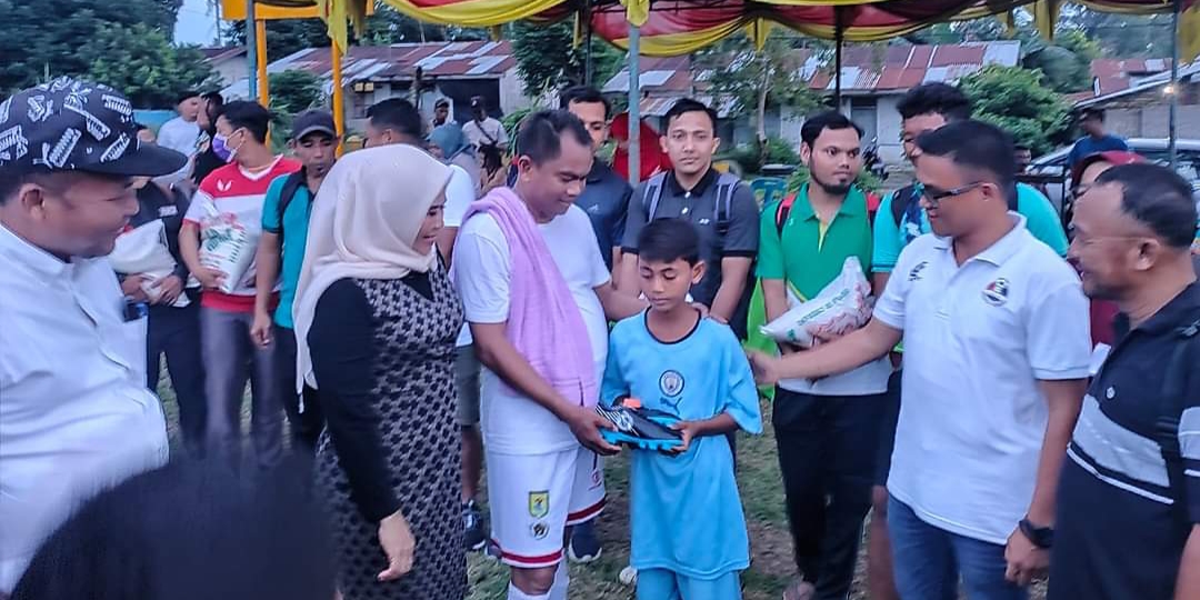 Faiz Dapat Hadiah Sepatu Bola Bupati Sergai